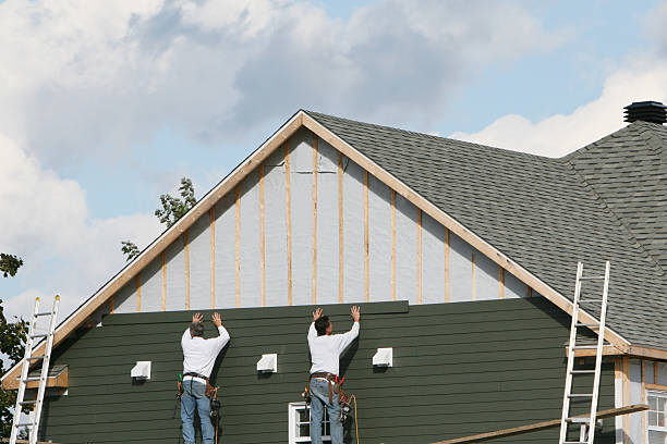 Professional Vinyl Siding technician working in Ronkonkoma, NY